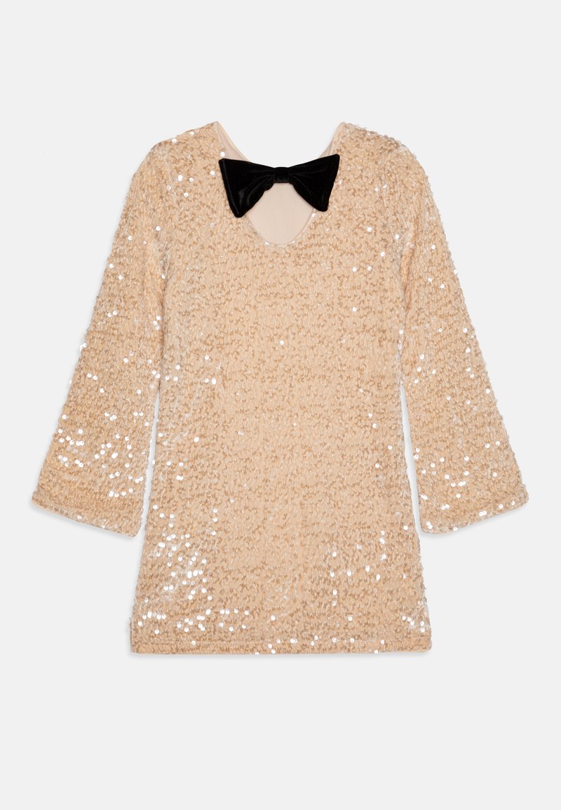 Rochie beige cu paiete, cu decolteu în V și mâneci trei sferturi, având un accent din catifea neagră sub formă de fundă la decolteu.