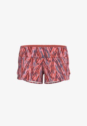 Korte træningsshorts i et rødt og pink zigzag-mønster, lavet af letvægtsstof med en bred, komfortabel talje og kontrasterende kant.