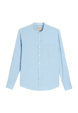 Jasnoniebieska koszula z długim rękawem, kołnierzykiem mandaryńskim, przednią kieszenią i białymi guzikami na środku.