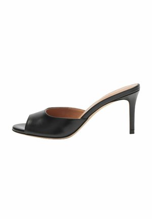 Schwarze Leder-Mule mit offenem Zehenbereich und gebogenem Oberteil, neutralem Innenbereich und schmalem hohen Absatz. Glatte Textur und minimalistisches Design.