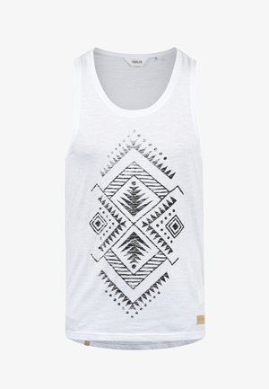 Valge ilma varrukateta T-särk, millel on must geomeetriline muster, kus on diamond'id ja jooned; valmistatud pehmest ja kergest kangast.