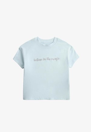 T-shirt azzurra chiara a maniche corte con scollo rotondo e ricamo in argento con la scritta ""believe in the magic"" sul petto.