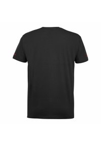 Simpel sort t-shirt med korte ærmer vist fra ryggen med små røde tekster på hver ærme.
