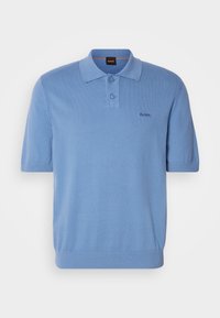 Polo en maille bleu clair manches courtes avec col, patte à deux boutons, ourlet et poignets côtelés, et petit logo "BOSS" sur la poitrine.