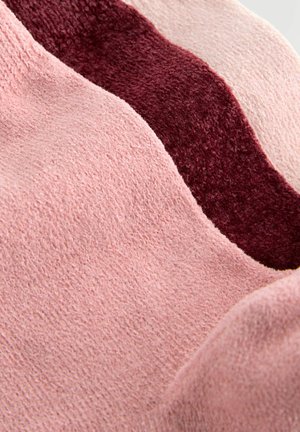 Material moale, texturat, în nuanțe de roz și burgund, având suprafețe netede și pufoase, cu secțiuni curbe ce formează un model de tip val.