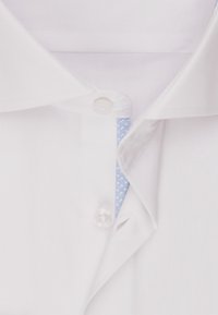 Biała koszula z usztywnionym kołnierzykiem, z jasnoniebieskim akcentem i małym białym wzorem, zapinana na jeden guzik.