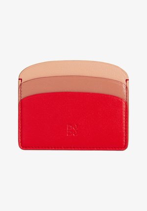 Tarjetero de cuero rojo con una textura suave, que cuenta con tres ranuras para tarjetas en tonos contrastantes de beige y rosa, con un logo grabado.