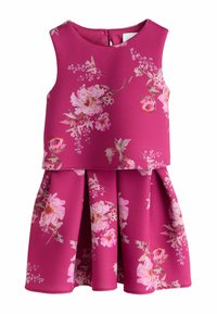 Różowa kwiecista sukienka z dopasowanym górnym fasonem i rozkloszowanym plisowanym dołem, zdobiona wzorem kwiatowym w jasnych kolorach, z zapięciem na zamek z tyłu.