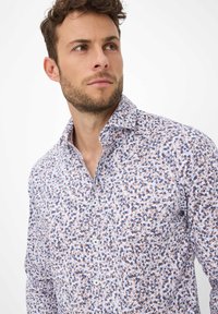 Weißes Hemd mit einem Blumenmuster in Blau, Braun und Beige. Es hat einen Standardkragen und eine Knopfleiste. Glatte Stoffstruktur.