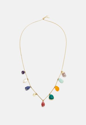 Delicado collar de cadena de oro con siete colgantes de piedras preciosas multicolores distribuidos uniformemente a lo largo de la mitad inferior de la cadena.