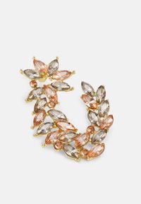 Gullfarget brosje med marquise-slepte krystaller i rosa og grått, arrangert i et bladlignende design med en glatt tekstur og glans.