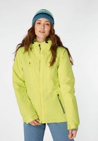Geelgroene waterdichte jas met ritszakken en een verstelbare capuchon, gecombineerd met een blauwe gebreide muts met multikleuren strepen.