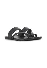 Sandalias de cuero negro con dos correas anchas y suela plana. Diseño de punta abierta, estilo minimalista, textura suave y sin adornos adicionales.