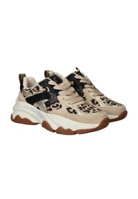 Chunky sneakers met beige suede, zwarte reptielenstructuur accenten, gouden metallic details en een luipaardprint patroon; bruine rubberen zool.