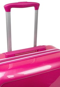 Maleta rígida de color rosa brillante y brillante, con un mango retráctil plateado y un asa superior a juego. Cuenta con un cierre de cremallera y una textura suave.