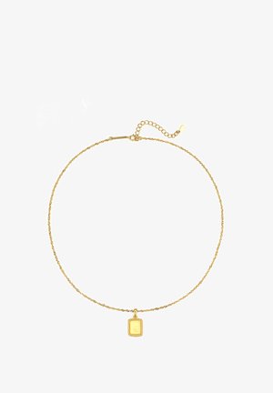 Collar de cadena de oro trenzada con un colgante rectangular de superficie texturizada. Longitud ajustable con un cierre y cadena de extensión.
