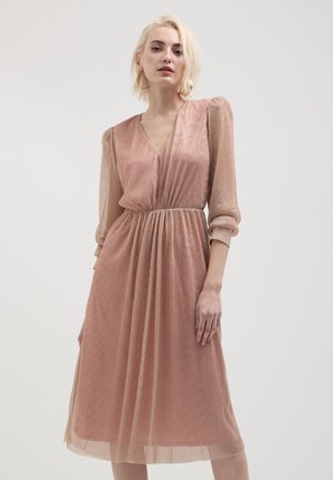 Robe rose gold, longueur genou avec des manches longues transparentes, un décolleté en V et une taille froncée. Présente une texture rayée subtile sur l'ensemble.