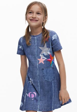 Vestito in denim con maniche corte, collo rotondo, tasca e decorazioni a forma di stelle colorate. Leggeri strappi aggiungono texture.