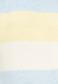 Tessuto a maglia a righe che presenta colori azzurro chiaro, giallo soffice, bianco e blu pallido. La texture è a coste e liscia con una distribuzione dei colori uniforme.