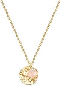 Zelta tonēta kaklarota ar teksturētu apaļu piekariņu un apaļu rozā dārgakmeni, kas novietots uz smalkas ķēdes.