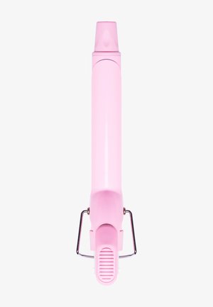 Appareil à boucler les cheveux rose avec une finition lisse et brillante. Il présente une forme cylindrique, une tête amovible et une prise texturée.