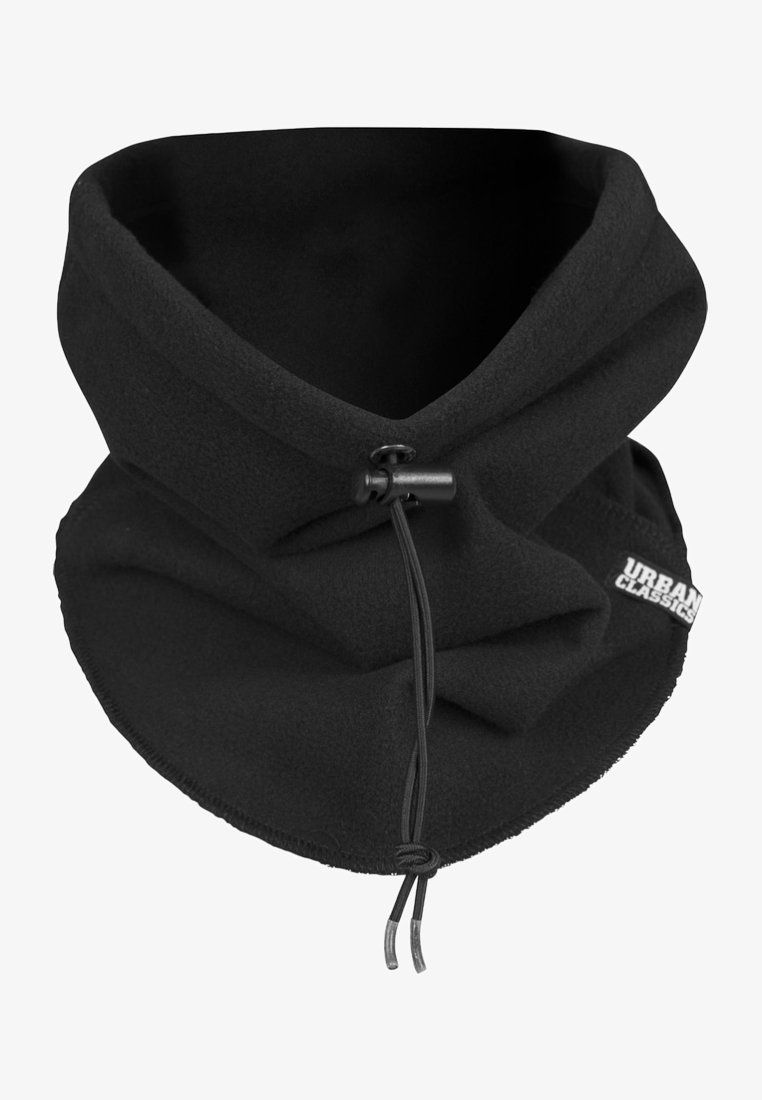 Căciulă de gât din fleece negru cu o textură moale, prevăzută cu un șnur ajustabil și un patch cu logo pe lateral.