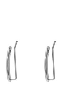 Orecchini in argento dal design minimalista, caratterizzati da una forma curva e uno stile ad anello aperto. Finitura in metallo liscia con una qualità riflettente.