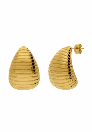 Paar gouden oorstekers in druppelvorm met horizontale ribbels en vlindersluiting op een witte achtergrond.
