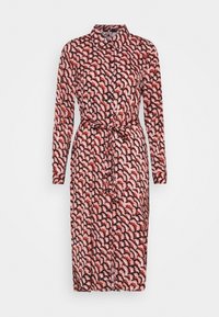 Robe boutonnée à motif ondulé rouge et rose, manches longues, col, ceinture à la taille, et coupe mi-longue réalisée en tissu léger.