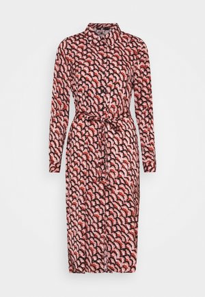 Napitettavamekko punaisella ja vaaleanpunaisella aaltoilevalla kuviolla, pitkät hihat, kaulus, vyötärönauhalla ja keskipitkä malli, valmistettu kevyestä kankaasta.