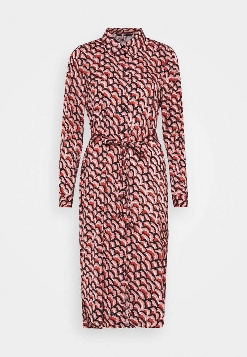 Robe boutonnée à motif ondulé rouge et rose, manches longues, col, ceinture à la taille, et coupe mi-longue réalisée en tissu léger.