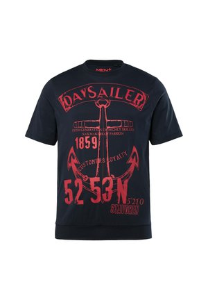 Granatowa koszulka z bawełny z dużą czerwoną grafiką kotwicy, z napisem "DAYSAILER", współrzędnymi "52°53'N 5°21'O" oraz innymi morskimi detalami.