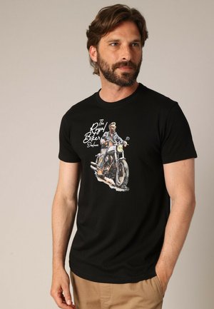 Zwarte katoenen T-shirt met een kleurraf grafiek van een motorfiets en tekst, korte mouwen, ronde halslijn en een ontspannen pasvorm.