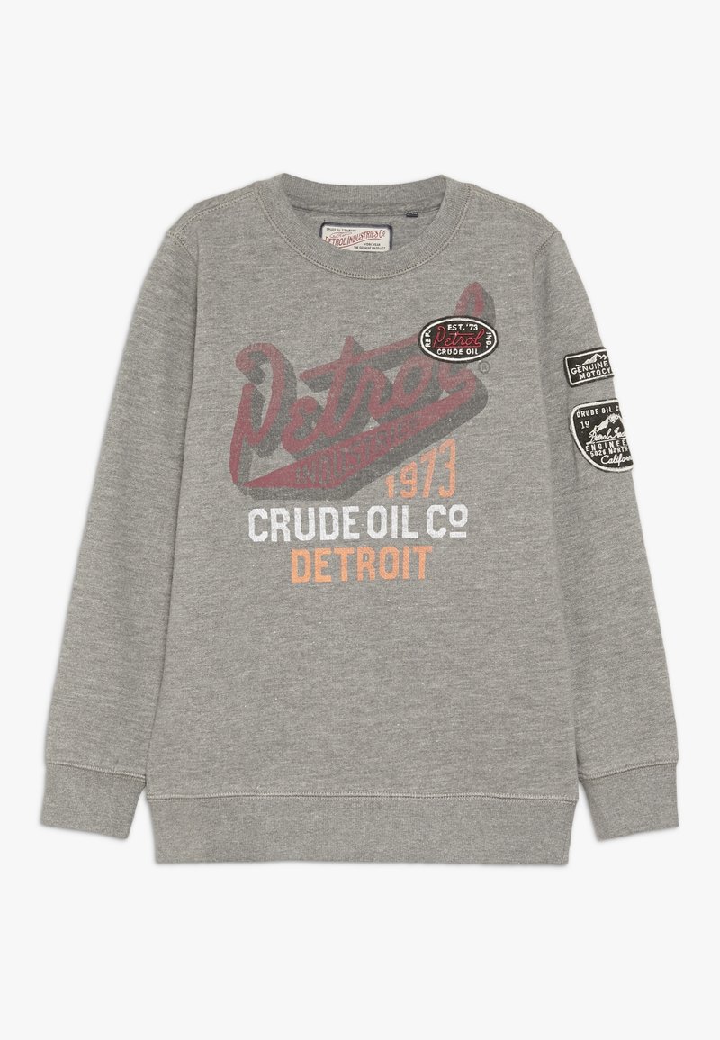 Sweatshirt à manches longues gris avec col rond portant les inscriptions "Petrol Industries," "1973," et "Crude Oil Co Detroit" ainsi que des patches sur la poitrine et la manche.