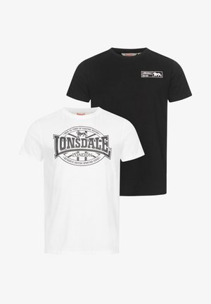 To bomulds T-shirts: en hvid med et stort gråt grafisk print, og en sort med et lille logo. Begge har korte ærmer og rund hals.