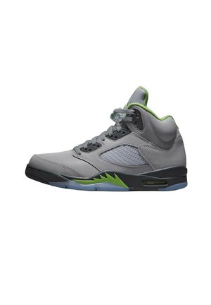 Grijze hoge sneaker met groene accenten, zwarte zool, mesh zijpaneel en doorschijnende ijsblauwe buitenzool, getoond van opzij op een witte achtergrond.