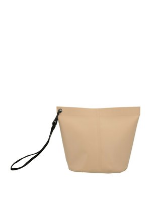 Beige Silikonetui mit einem schwarzen abnehmbaren Handgelenkriemen, der durch eine Metallöse an einem weißen Hintergrund befestigt ist.