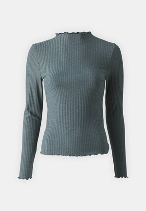 Haut à manches longues côtelé en vert foncé, avec une coupe ajustée, un décolleté festonné et un ourlet scallopé. Texture douce et subtils rayures verticales.