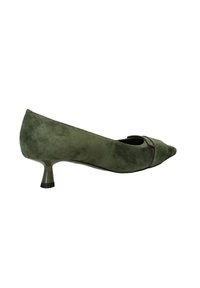Pump verde in suede con punta affusolata, accentuata da una fascia curva sul davanti e un tacco sottile e basso. Texture liscia.
