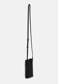 Borsa a tracolla nera in tessuto con una lunga tracolla regolabile, chiusura con zip su un lato e due punti di attacco superiori. Texture liscia, design minimalista.