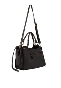 Sac à main en cuir noir avec deux poignées supérieures et une longue sangle réglable. Équipé de quincaillerie dorée, d'une poche zippée et d'accents cloutés.