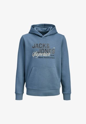 Modrý pulovr s kapucí vyrobený z bavlněné směsi, s přední kapsou, žebrovanými manžetami a kapucí na stahování. Logo značky a text vytištěné na přední straně.