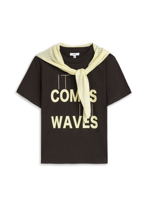 Bruine T-shirt met korte mouwen en lichtgele tekst "IT COMES IN WAVES" en een lichtgele gebreide sjaal gestrikt rond de hals.