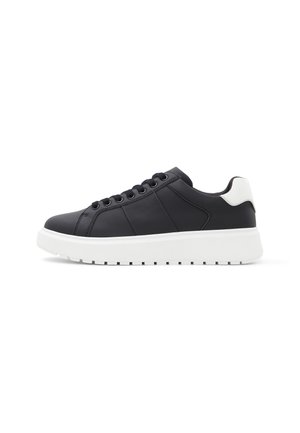 Sneaker in pelle sintetica nera con superficie testurizzata, suola in gomma bianca, design low-top e sei fori per i lacci.
