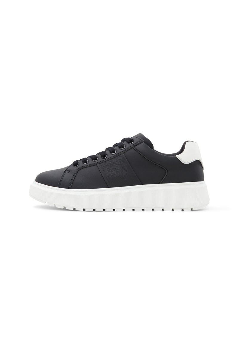 Sneaker in pelle sintetica nera con superficie testurizzata, suola in gomma bianca, design low-top e sei fori per i lacci.
