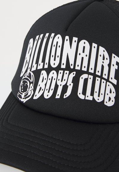 Schwarze Kappe aus weichem Stoff mit auffälligem weißen Text "Billionaire Boys Club" und einer kleinen Astronauten-Grafik. Strukturiertes Design mit einem gebogenen Schild.