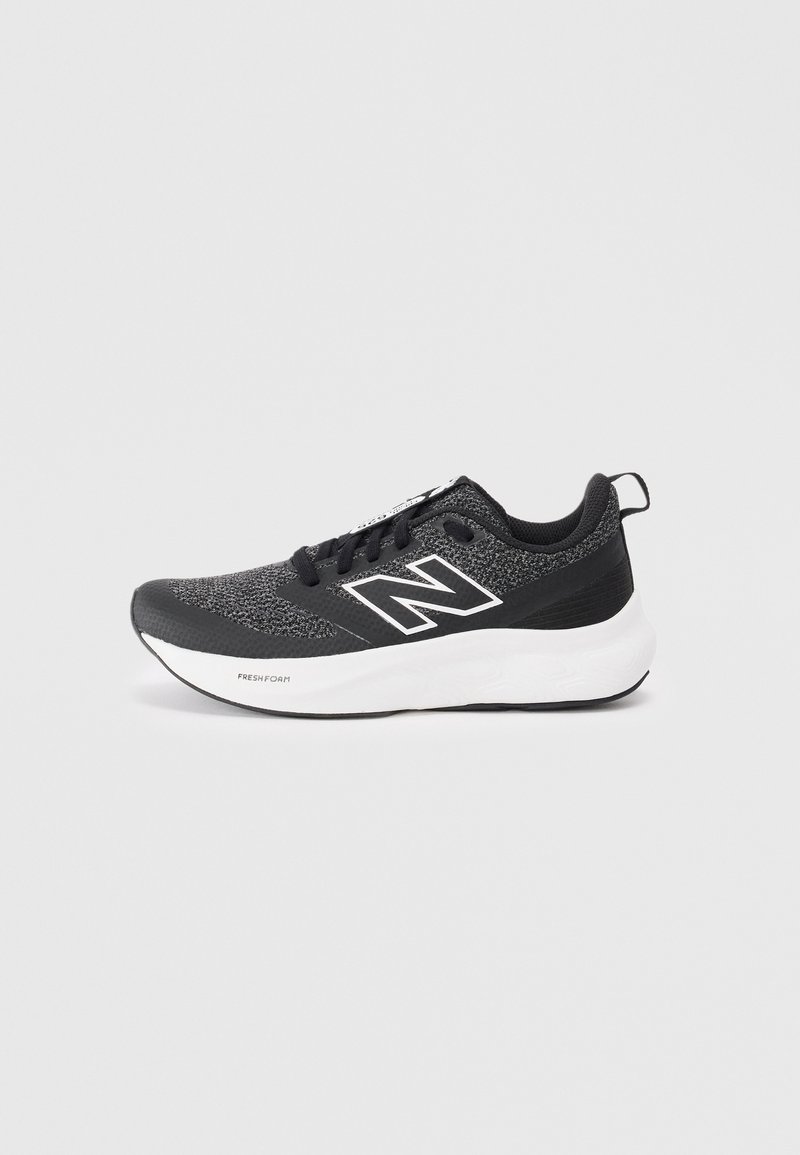 Chaussure de sport noire avec un dessus en maille texturée, accents blancs, fermeture à lacets, et une semelle rembourrée marquée "FRESH FOAM."