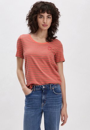 Gestreiftes T-Shirt in Korallenrot und Grau, kurze Ärmel, Rundhalsausschnitt, mit einer roten Herzstickerei auf der linken Brust, aus weichem Stoff gefertigt.