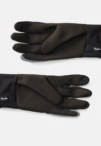 Guantes negros con una textura suave, que presentan un ajuste ceñido y compartimentos para los dedos bien definidos. Incluyen un parche con el logo y detalles táctiles.
