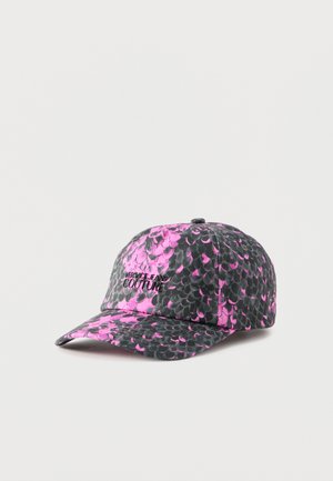 Gorra de béisbol con patrón de escamas en rosa y negro y el logo "Versace Jeans Couture" bordado en el panel frontal.